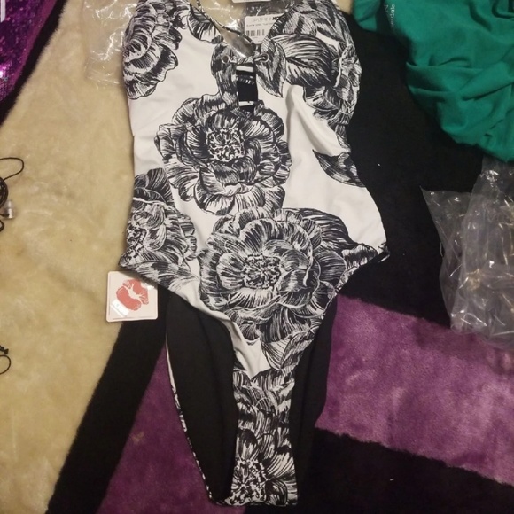 One piece Swimsuit - Picture 4 of 6